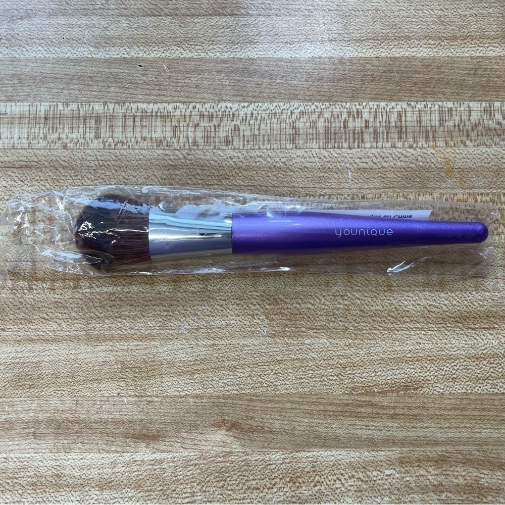 Younique Beachfront Makeup Brush